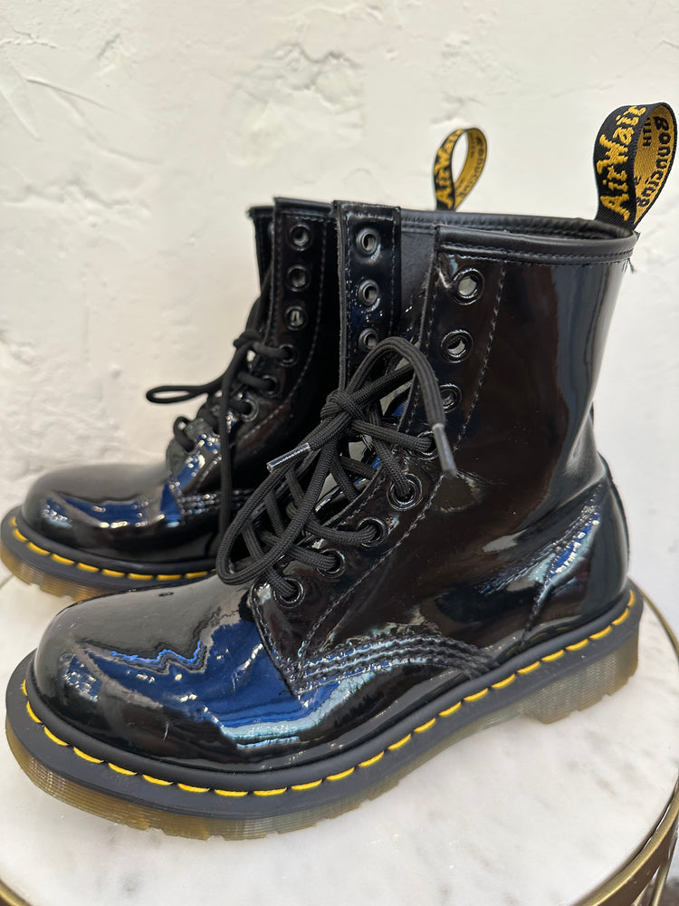 
                  
                    DR MARTENS Patent Leather 37
                  
                