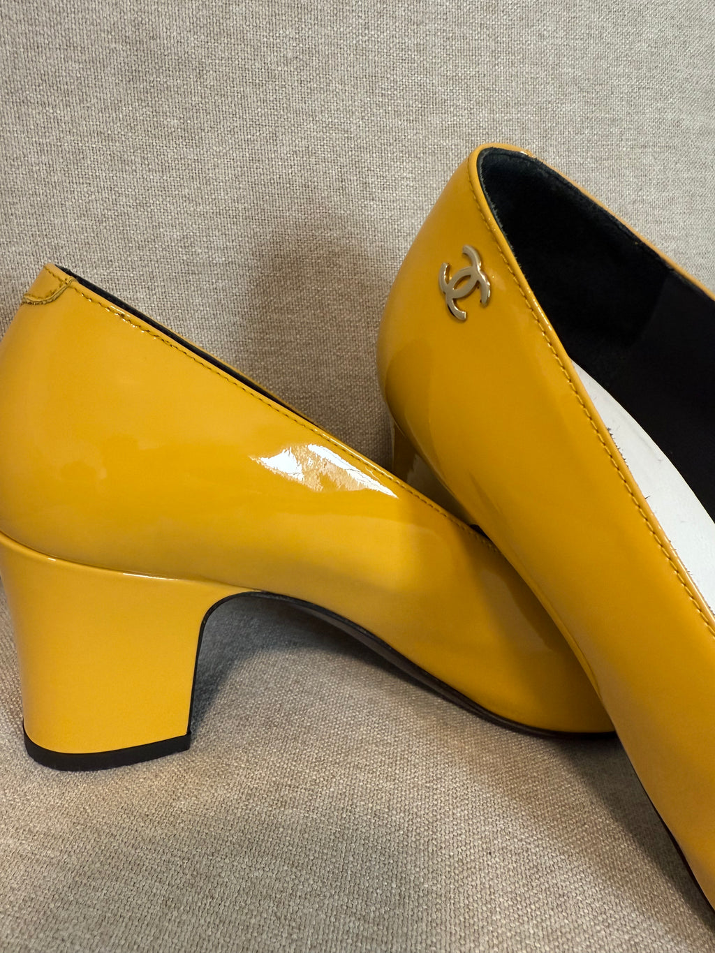 CHANEL 2023 Interlocking CC Logo Pumps