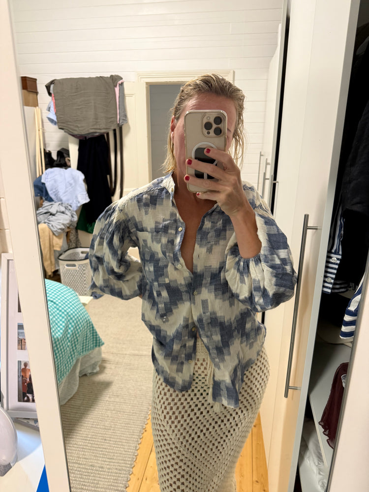 
                  
                    BOTEH Neith Ikat blouse 1
                  
                