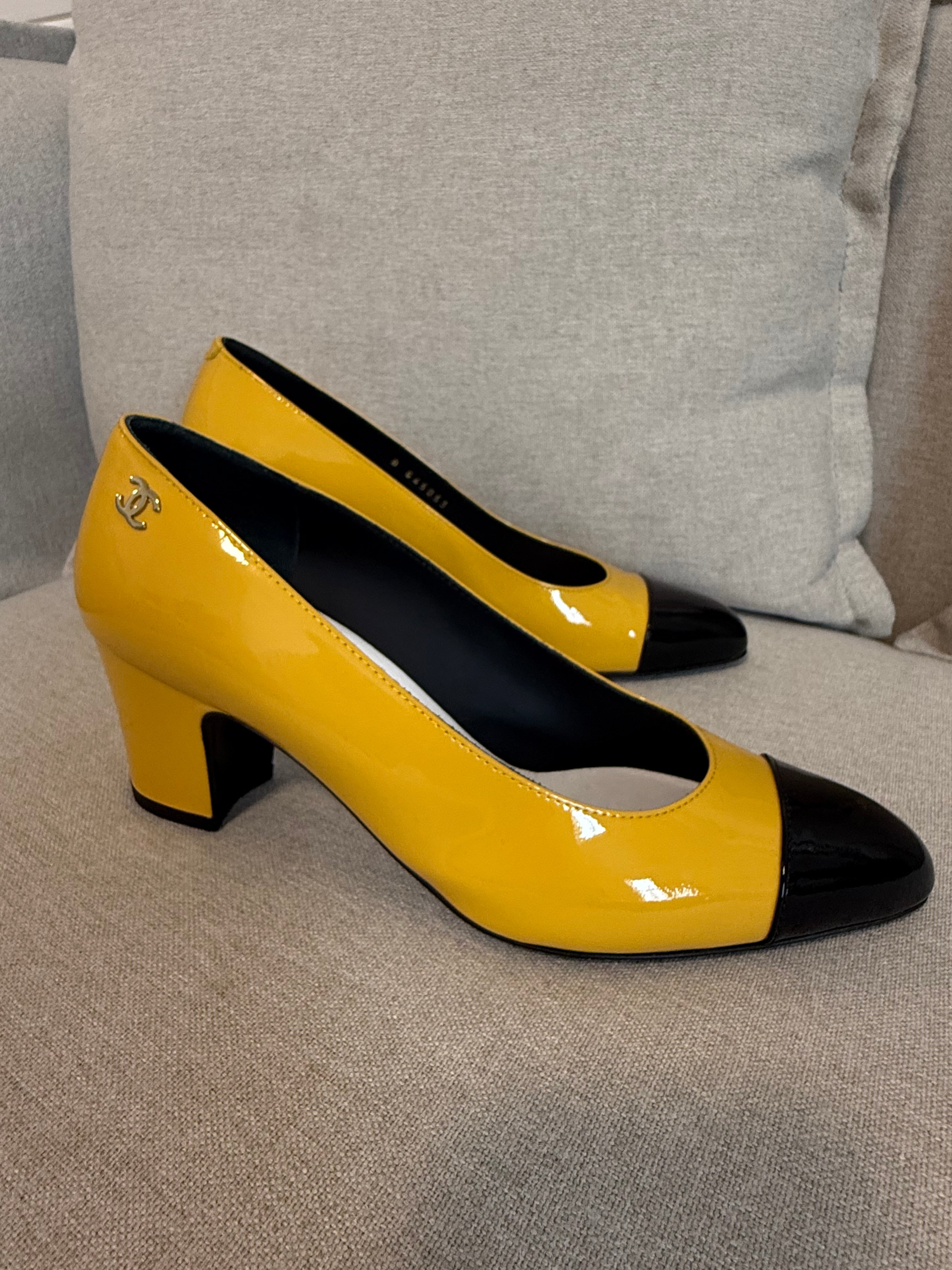 CHANEL 2023 Interlocking CC Logo Pumps