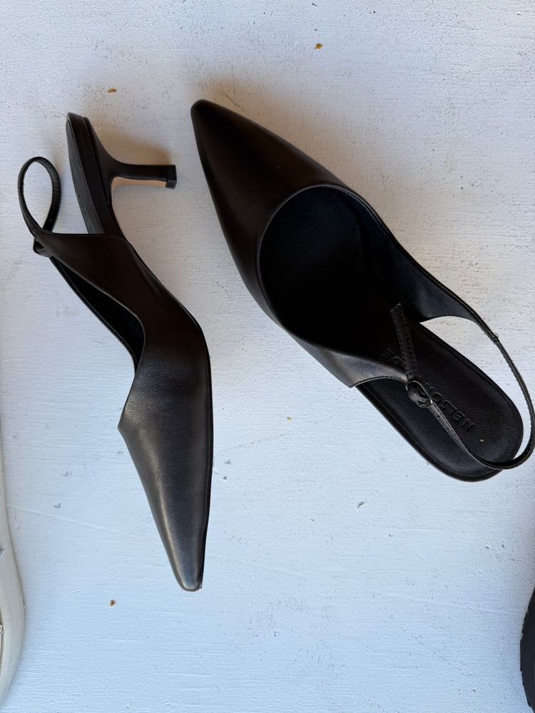 
                  
                    NELSON MADE Clara Point Kitten Heel Black Size 39
                  
                