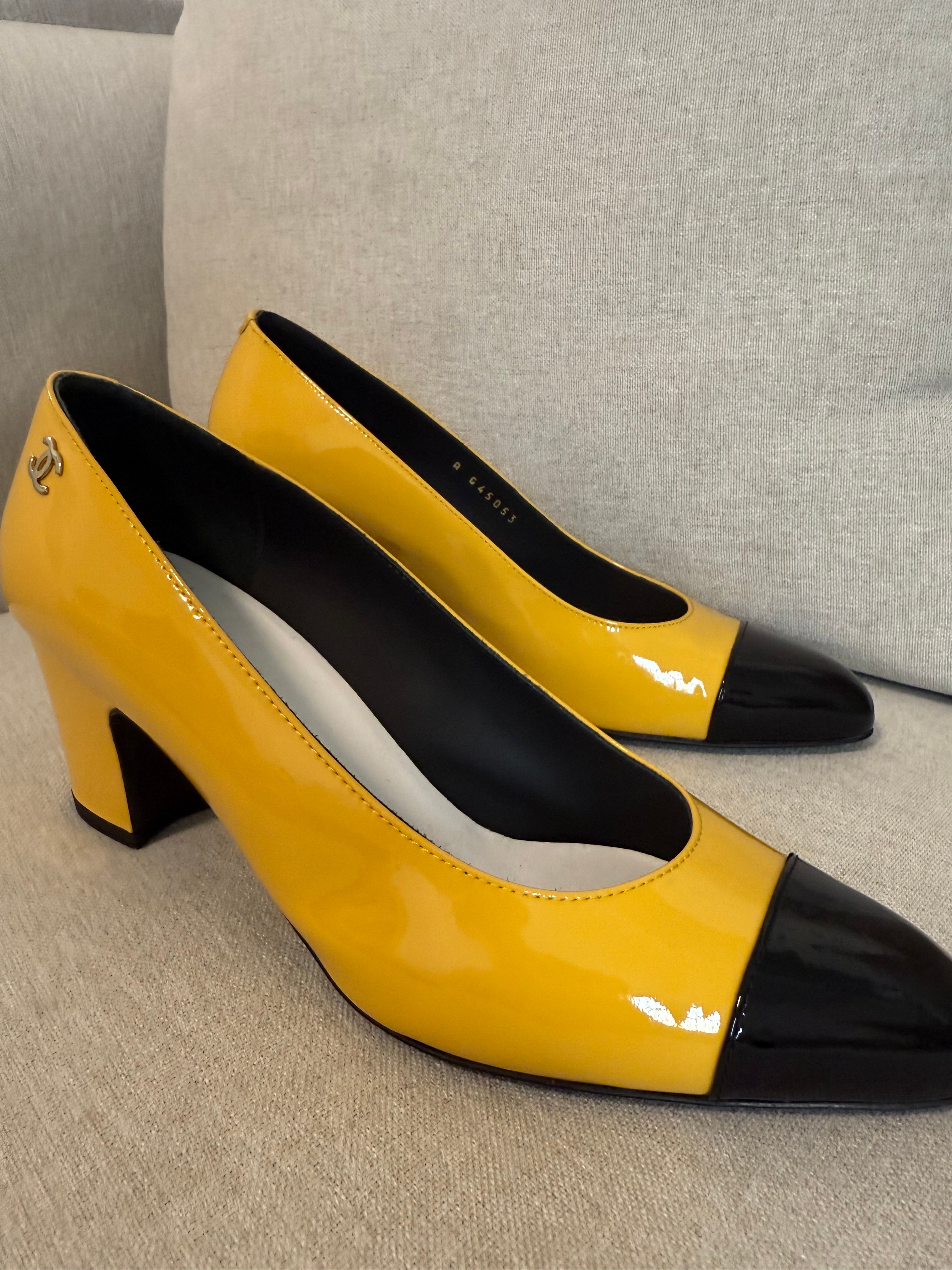 CHANEL 2023 Interlocking CC Logo Pumps